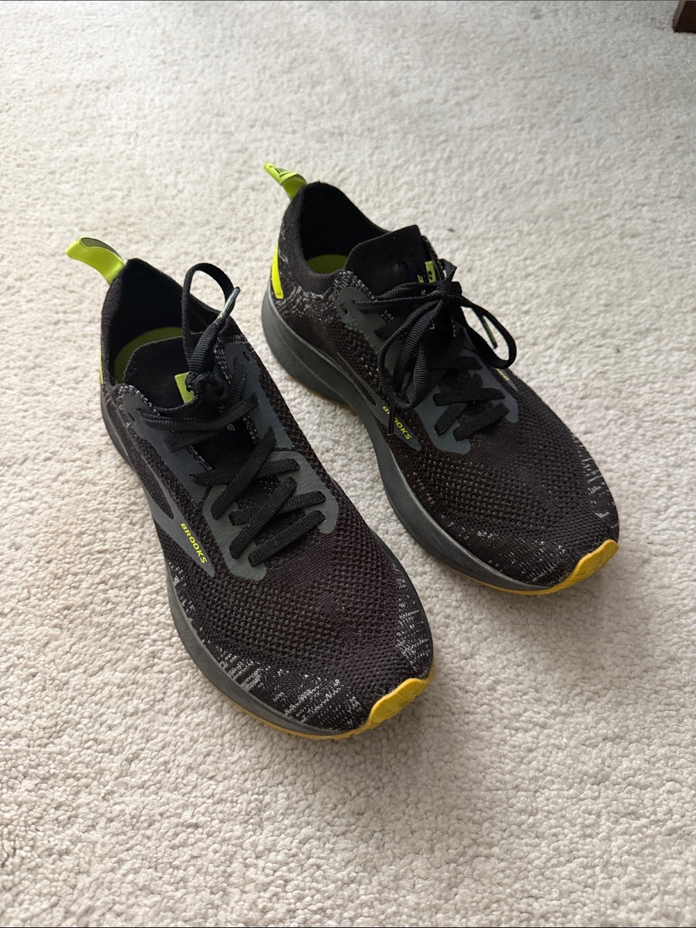 Women’s Brooks Levitate 4 in Black/Neon